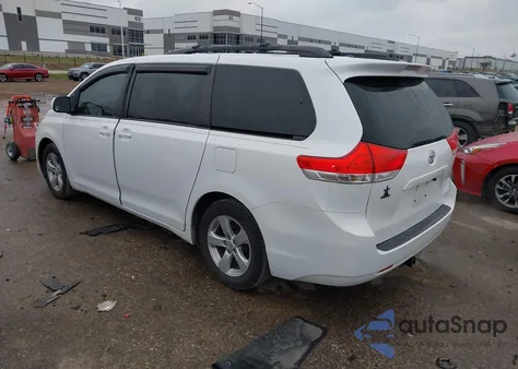 2014 Toyota Sienna Le V6 8 Passenger z USA, uszkodzony, nr VIN 5TDKK3DC1ES489733